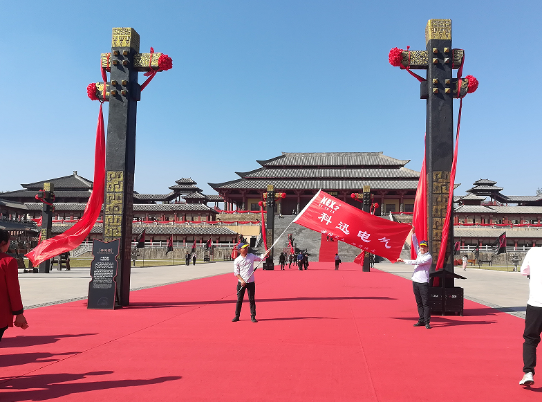 Сотрудники KEXR играют в Hengdian Studios.