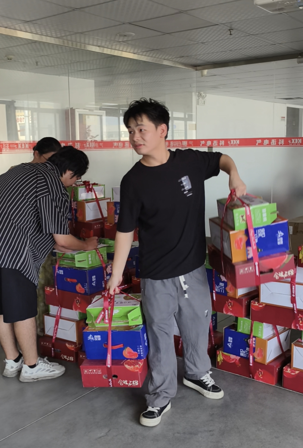 По случаю Праздника середины осени компания Kexun Electric подготовила изысканные подарочные коробки для каждого сотрудника.